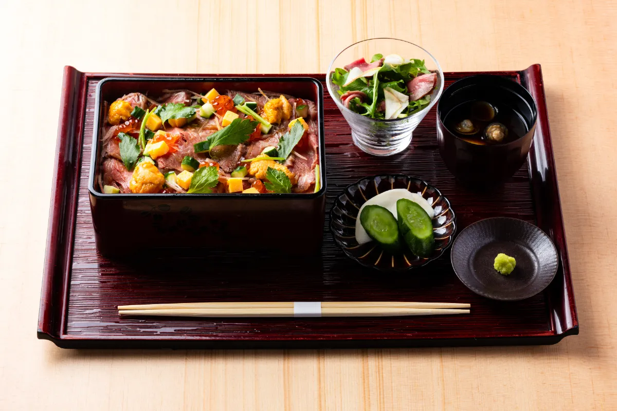 和牛ばらちらし寿司重（赤出汁付き）