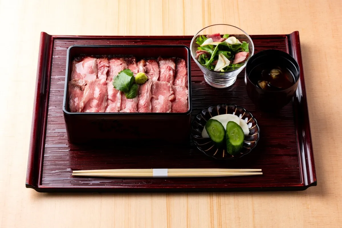 和牛炙りローストビーフ重（赤出汁付き）