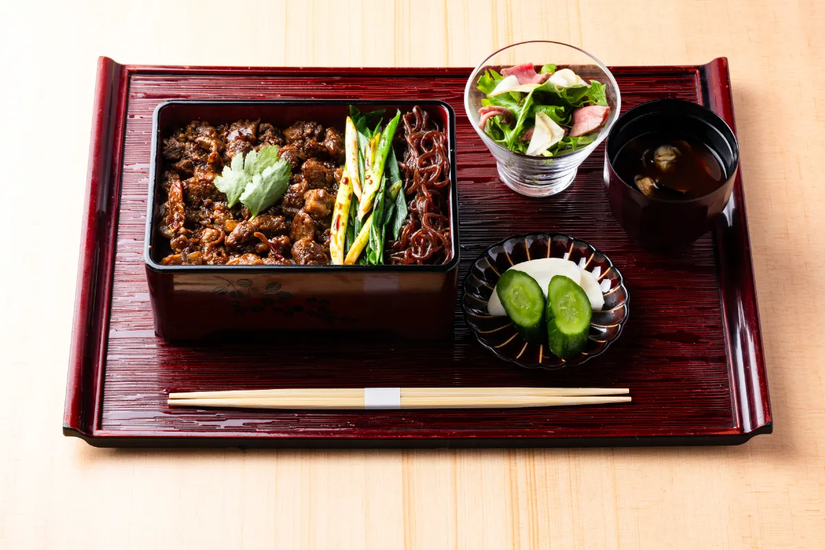 和牛しぐれ煮重（赤出汁付き）