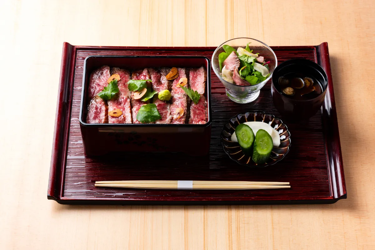 和牛ステーキ重（赤出汁付き）