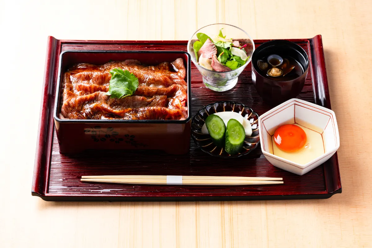 和牛すき煮重（赤出汁付き）